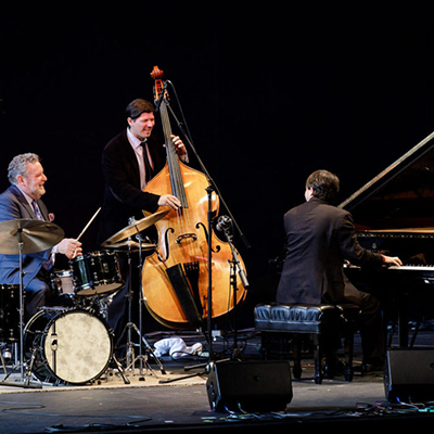 Jon Hamar with the Jeff Hamilton Trio Photo